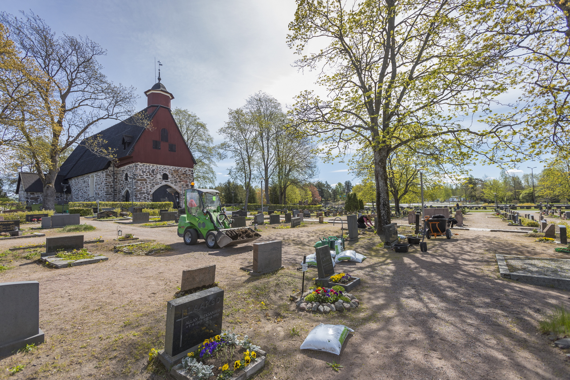 Keväinen hautausmaa ja kirkko