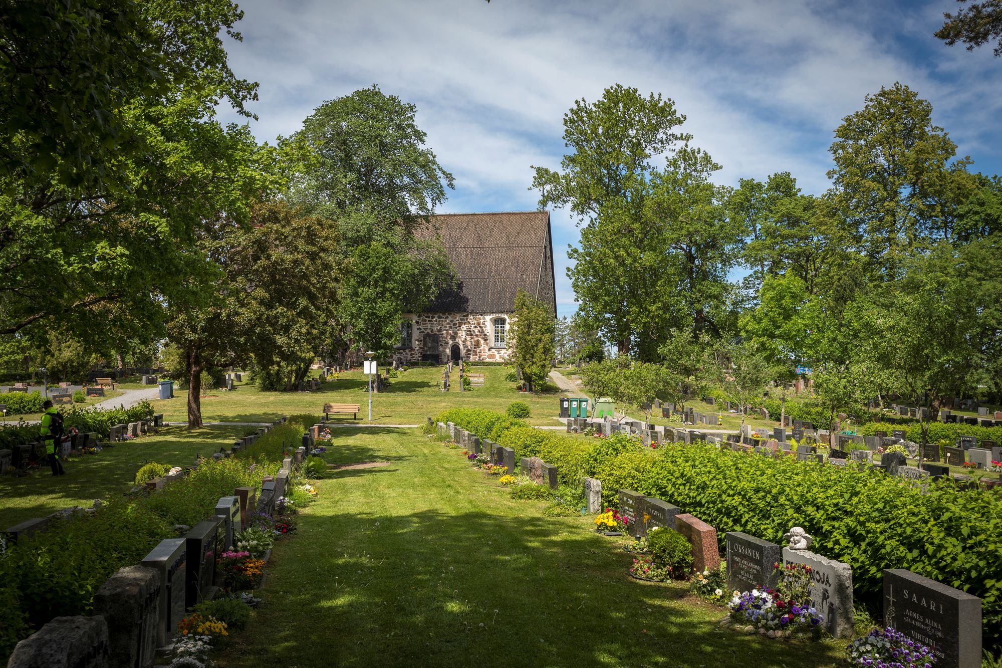 Raision hautausmaa etualalla ja takana Raision kirkko