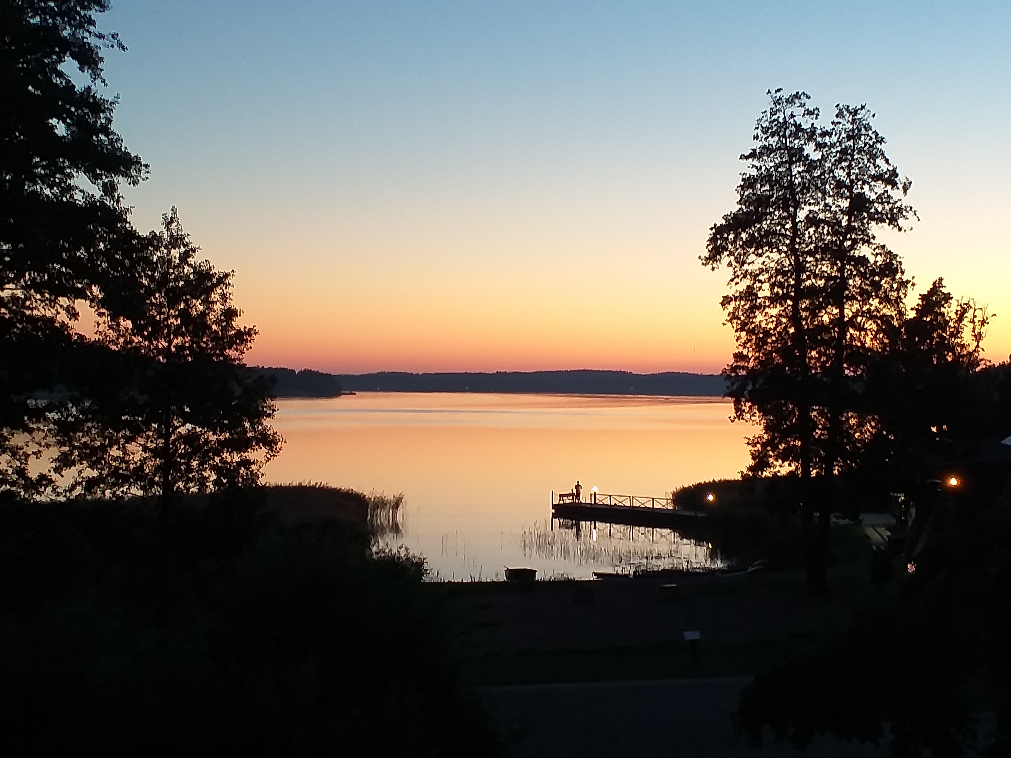 Kuvassa auringonlasku Viherlahden leirikeskuksessa.