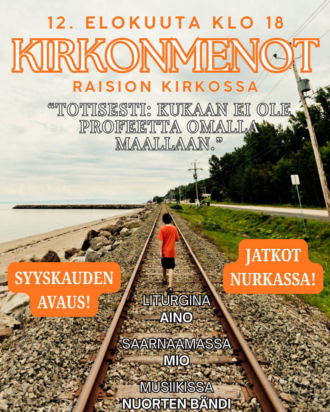 Oranssipaitainen henkilö kävelee raitiotietä pitkin poispäin katsojasta. Vasemmalla merenranta.
