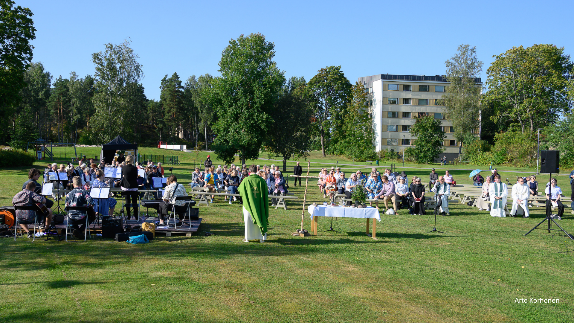 Ulkoilmamessu Wanhan Pappilan pihalla