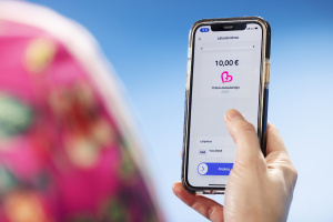 Kädessä kännykkä, jossa MobilePayn kautta osallistuttu Yhteisvastuu-keräykseen.