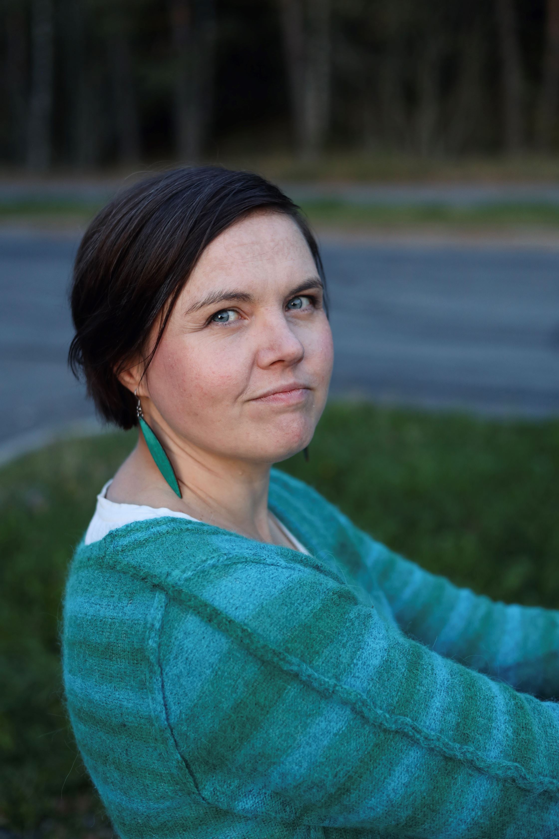 Tuuli Lempa turkoosissa paidassa. Kuvaaja Jenny Toivanen