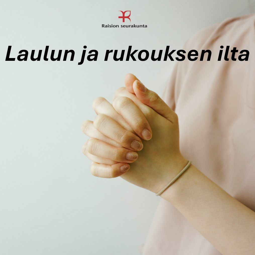 Nuori nainen puuterin värisessä t-paidassaan kädet ristissä. Sormien kynsissä kulunutta lakkaa ja ranteessa pompula.