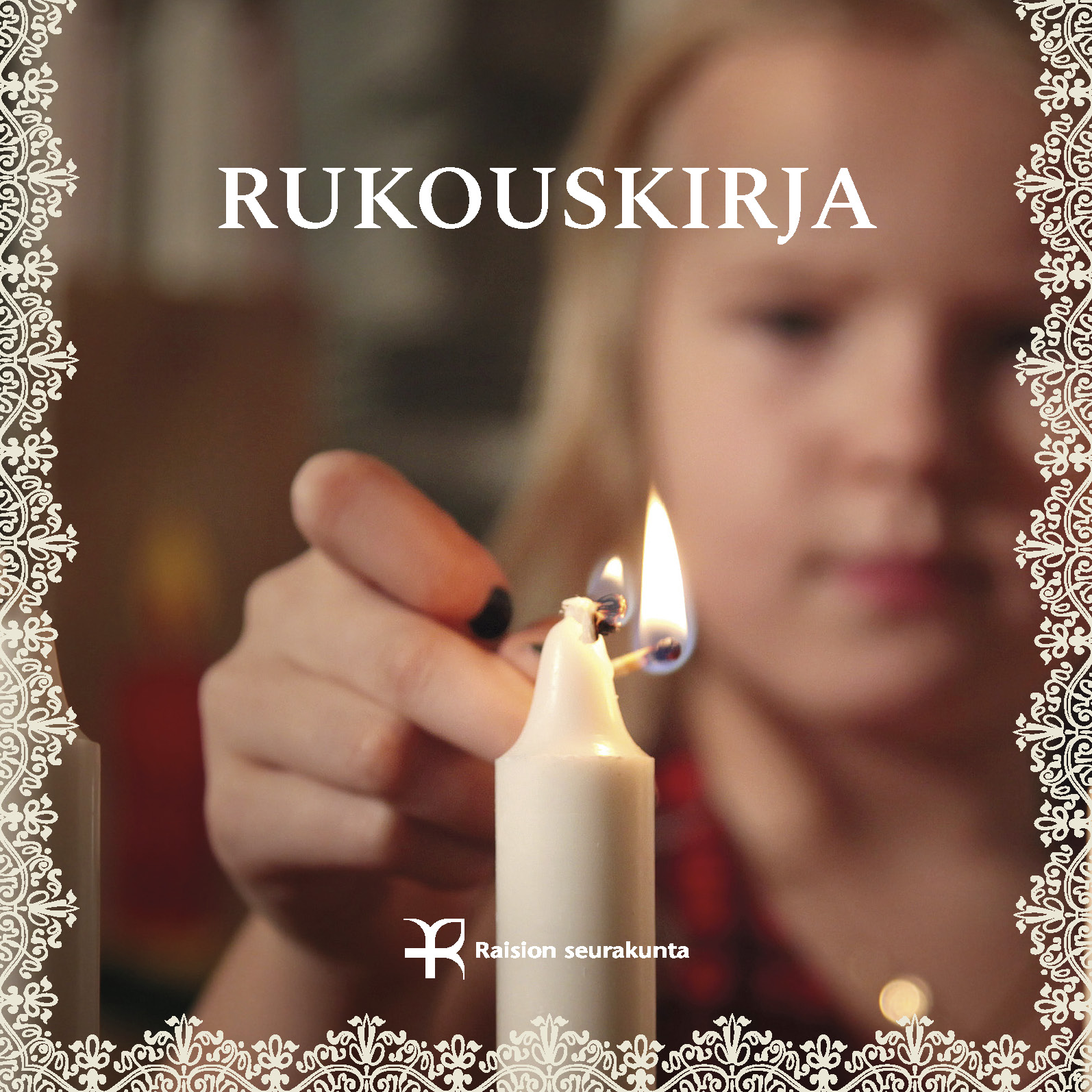 Nuori tyttö punaisessa paidassa sytyttää valkoista kynttilää tulitikulla. Tytöllä on vaaleat hiukset ja tummaa kynsilakkaa.